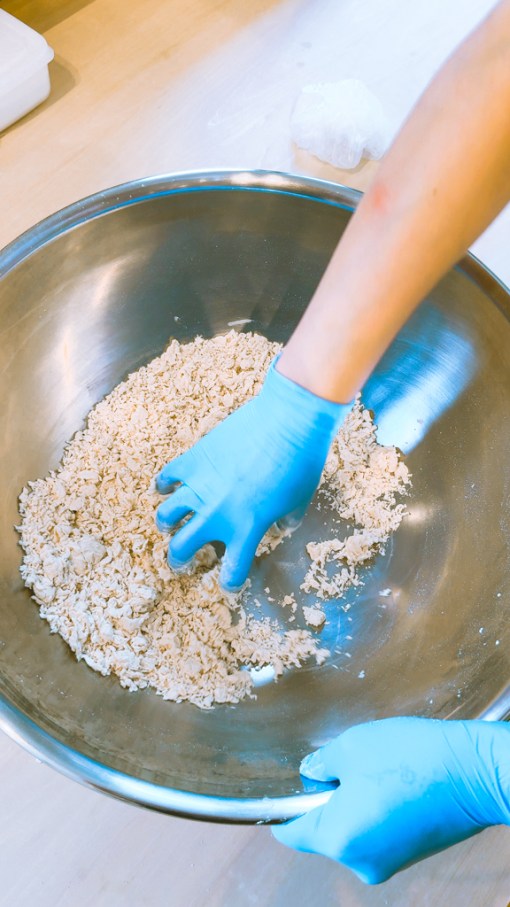 Mixing together spelt flour and kansui (lye water) for Aodakeuchi technique.